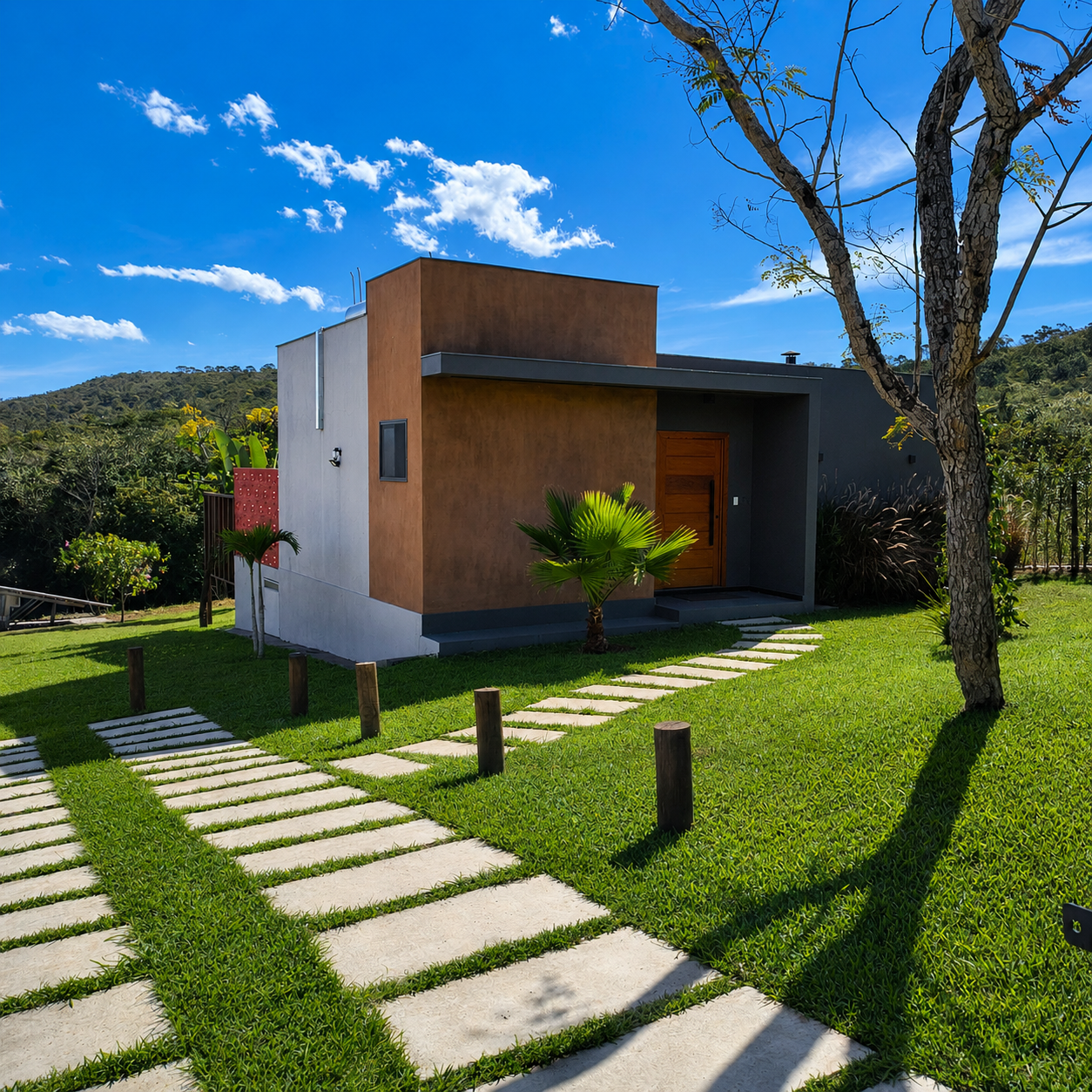 Fachada privativa do loft cercada por jardim e natureza