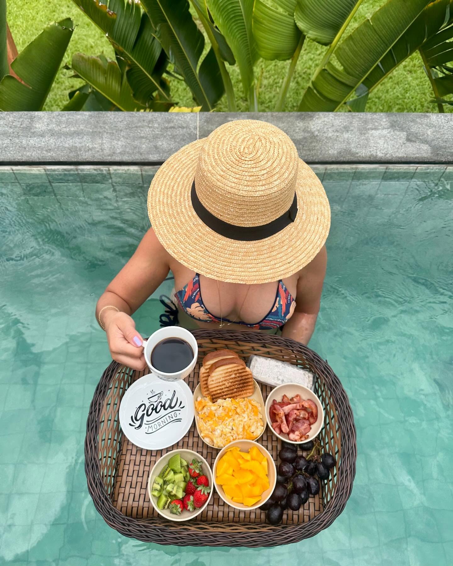 Café da manhã servido na piscina