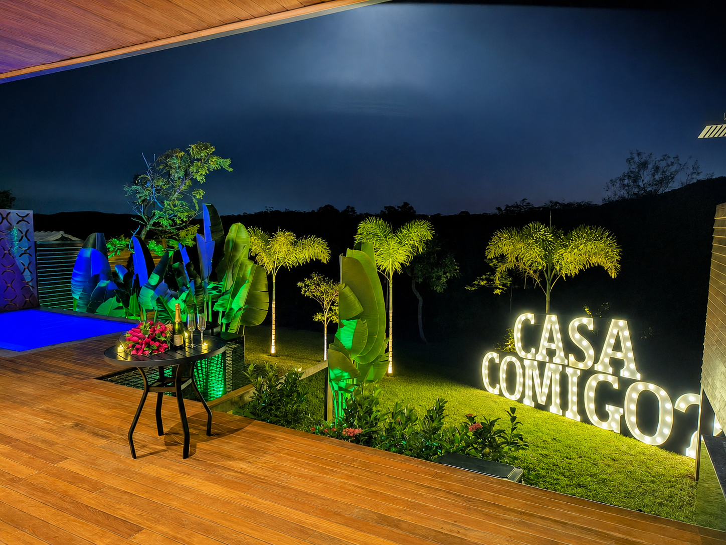Coração floral iluminado com letreiro Casa Comigo